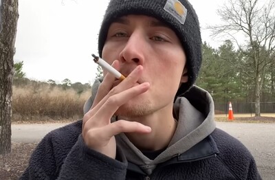 Лечение зависимости от табакокурения в Куровском Мужчина с сигаретой делает затяжку